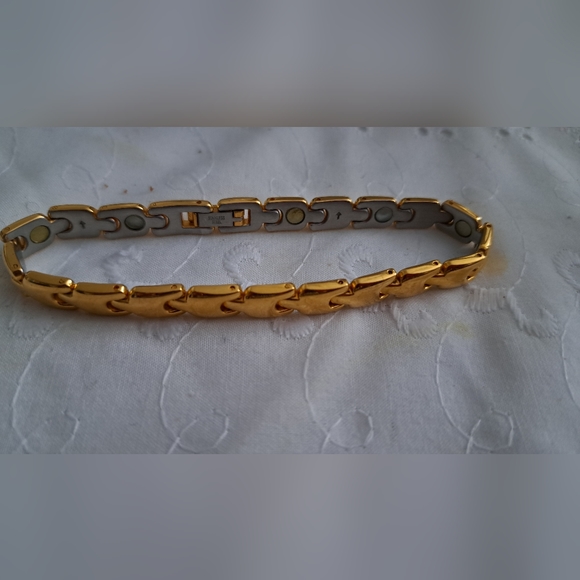 GOLD PLATE ONE SIDED BRACELET - Picture 1 of 1